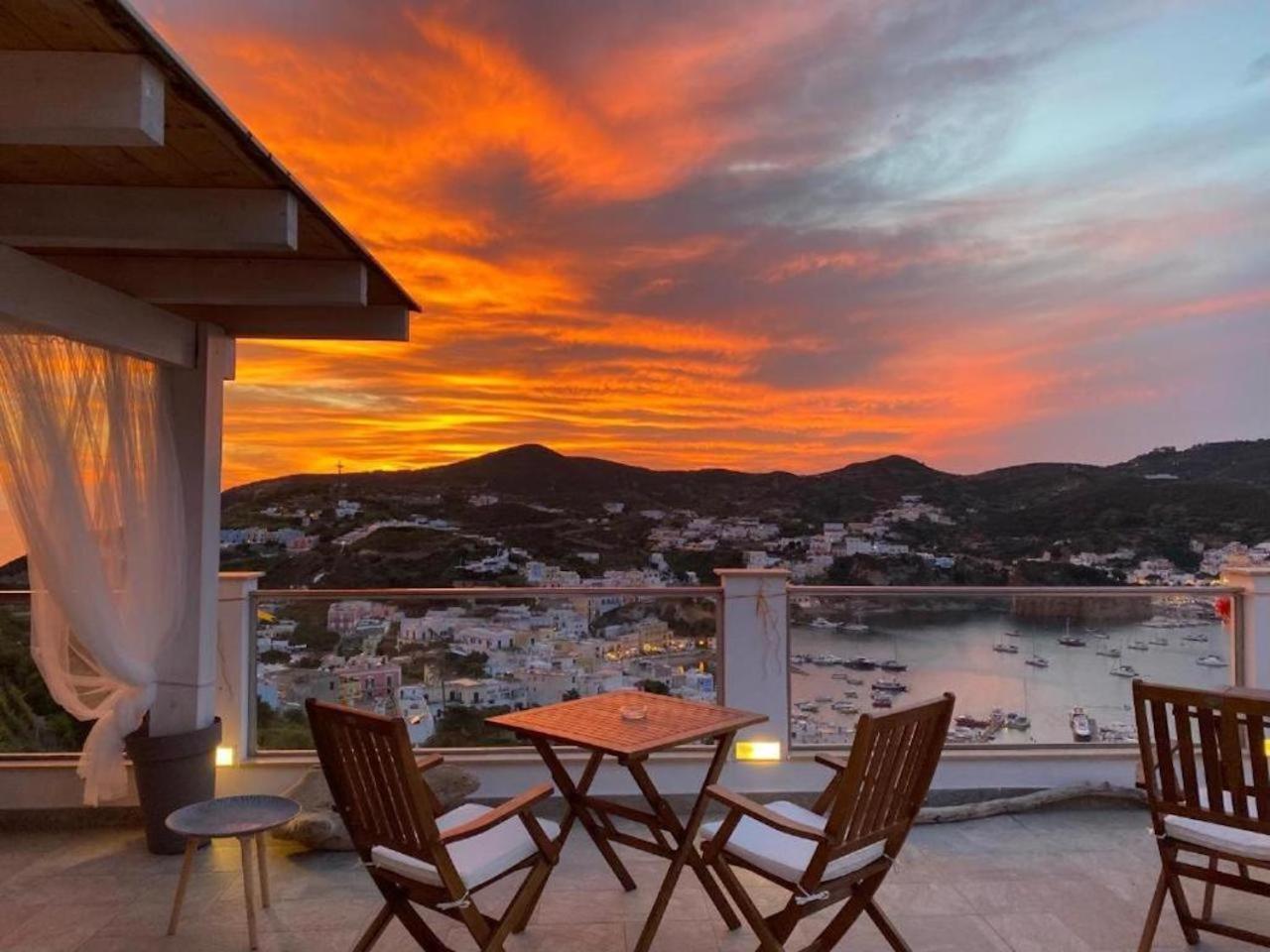 Hotel Domus Ɫ Ponza Esterno foto